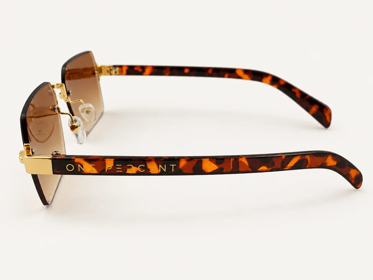 Detalle de las varillas con estampado carey y firma ONE PERCENT del modelo Ámbar